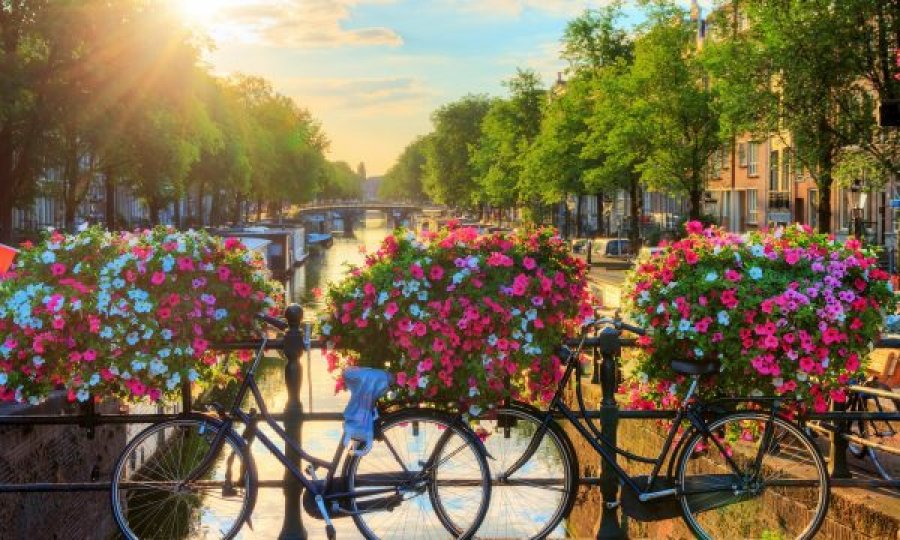 Amsterdami do t’i dekorojë urat me lule për t’ua pamundësuar çiklistëve lidhjen e biçikletave