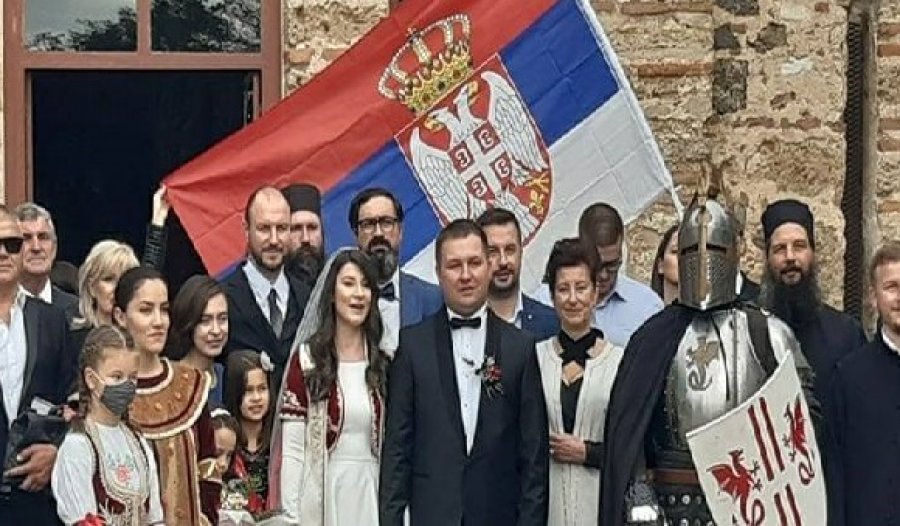 Kryetari i komunës Qendër të Shkupit me këngë për Kosovën si tokë e Serbisë u martua me flamur serb në Graçanicë