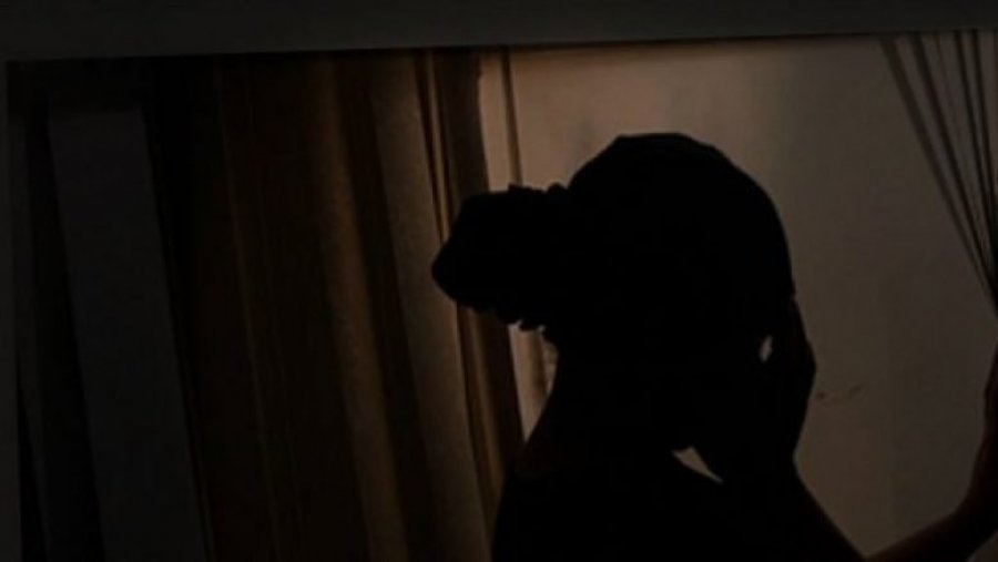 Një e mitur dhe një burrë e trafikuan një vajzë për të kryer shërbime seksuale, arrestohen në Fushë Kosovë