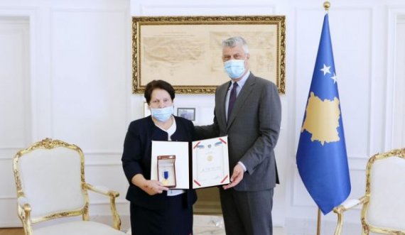 Thaçi e dekoron Sevdije Shyti-Azemin me urdhrin “Shote Galica”