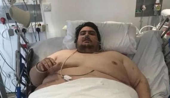 Peshon më shumë se 400 kile dhe për ta çuar në spital u deshën 2 vinça