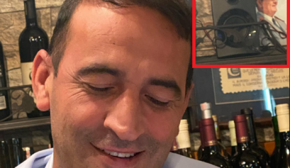 Nitaj publikon fotografi të Daut Haradinajt në një lokal ku mbahet Marshall Tito në sfond