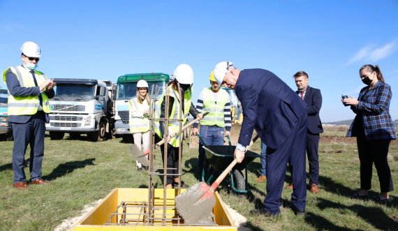 Në Komoran nis stadiumi sintetik, investim i MKRS-së mbi gjysmë milioni euro 