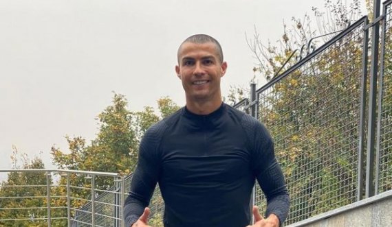 Cristiano Ronaldo tregon stilin e ri të flokëve