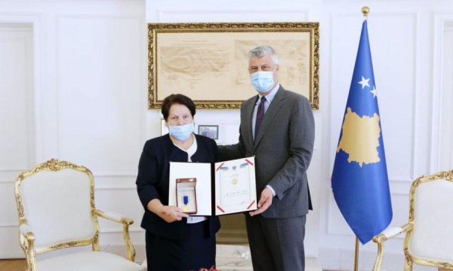 Thaçi e dekoron Sevdije Shyti-Azemin me urdhrin “Shote Galica”