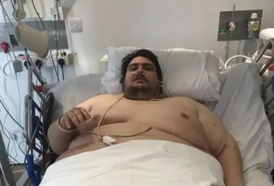 Peshon më shumë se 400 kile dhe për ta çuar në spital u deshën 2 vinça