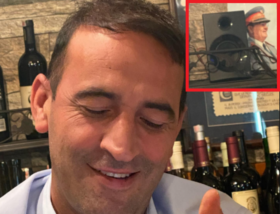 Nitaj publikon fotografi të Daut Haradinajt në një lokal ku mbahet Marshall Tito në sfond