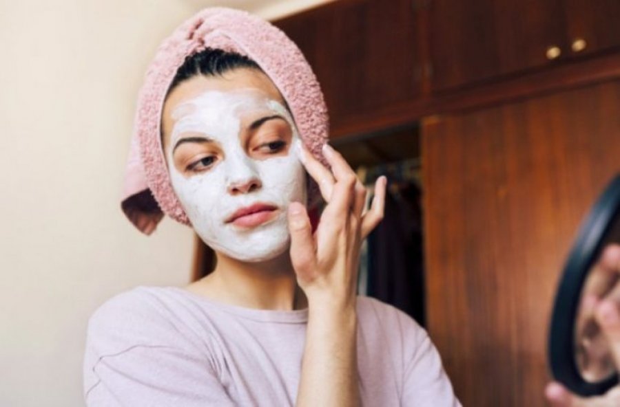 3 maskat që dermatologët jua ndalojnë kategorikisht