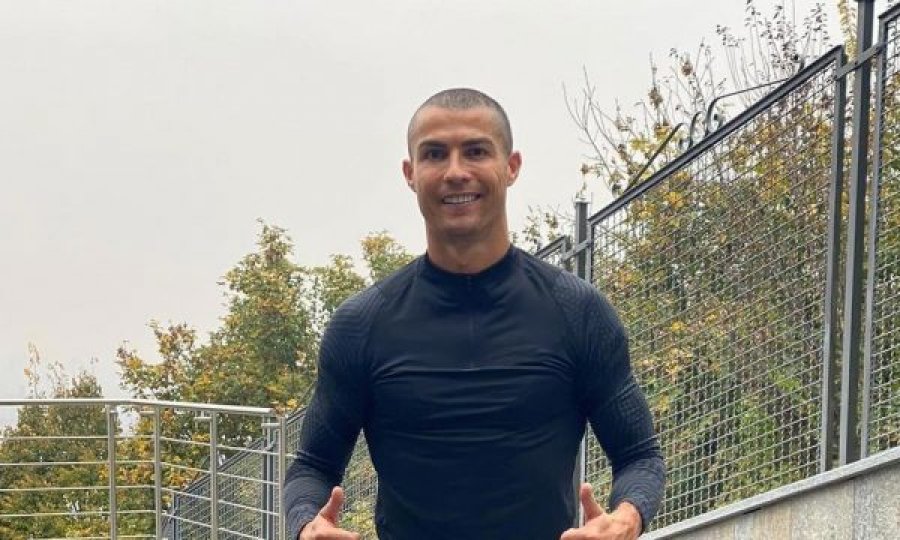 Cristiano Ronaldo tregon stilin e ri të flokëve