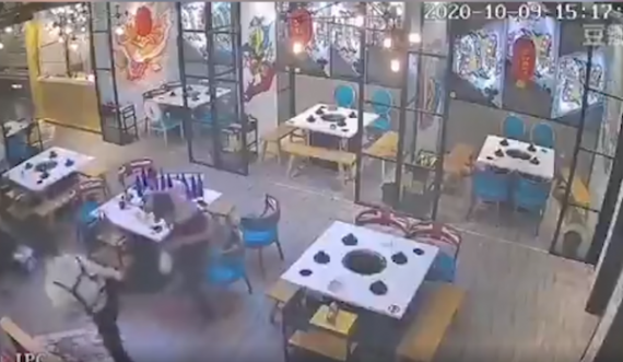Dalin pamjet: Dy persona të dehur provuan ta ngacmojnë kamarieren, ajo i bën llom duke i rrahur 