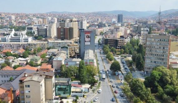Taksisti nga Prishtina i vjedh dhe më pas i plagos me armë zjarri dy të huaj