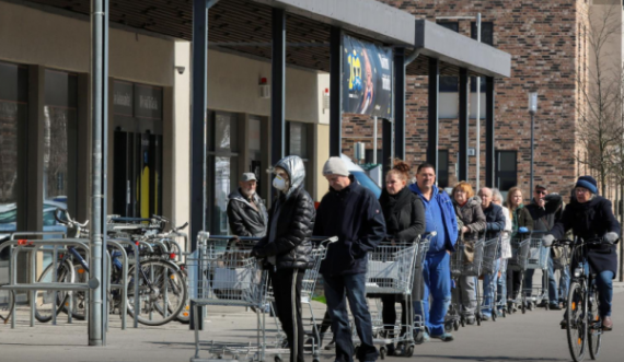 Pamjet që s’i dëshiruam: Në Gjermani kthehet paniku i blerjeve pas rekordit të rasteve me Covid-19