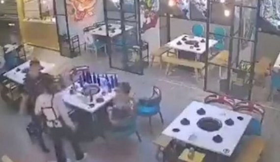 Kur kamarierja të thyen brinjët: Në shqip thuhet “të hasësh në një hundlesh”