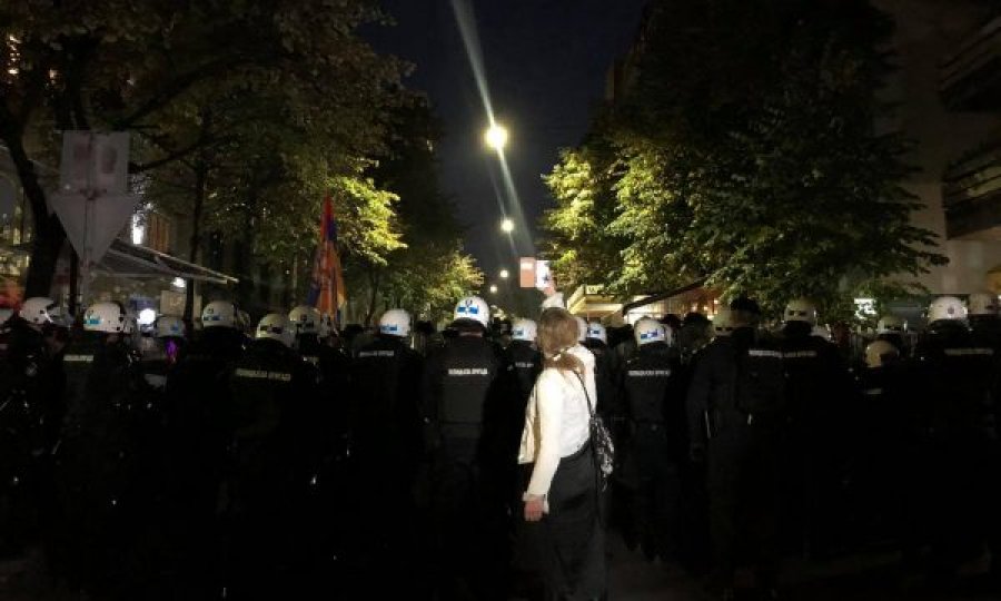 Serbët me thirrje nacionaliste kundër shqiptarëve dhe UÇK’së gjatë protestave në Beograd