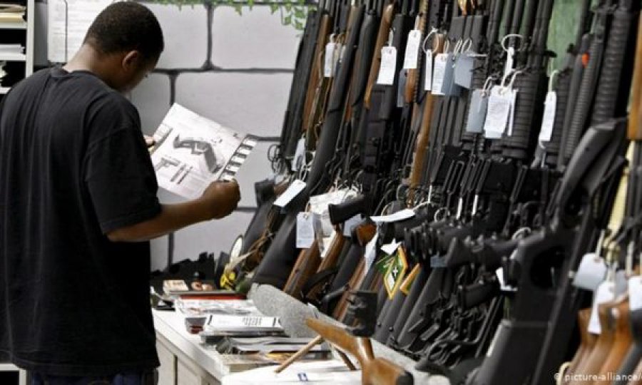 Amerikanët të frikësuar nga koronavirusi, 47 mijë persona kanë blerë armë për herë të parë