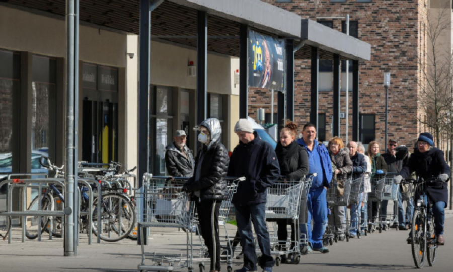 Pamjet që s’i dëshiruam: Në Gjermani kthehet paniku i blerjeve pas rekordit të rasteve me Covid-19