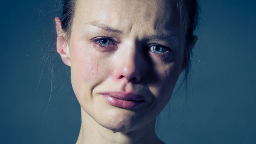 E kapa në krevat burrin me fqinjen/ Gruaja: Ajo është shtatzënë, por unë e dua, a ta fal?
