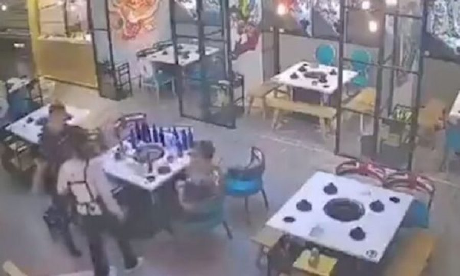 Kur kamarierja të thyen brinjët: Në shqip thuhet “të hasësh në një hundlesh”