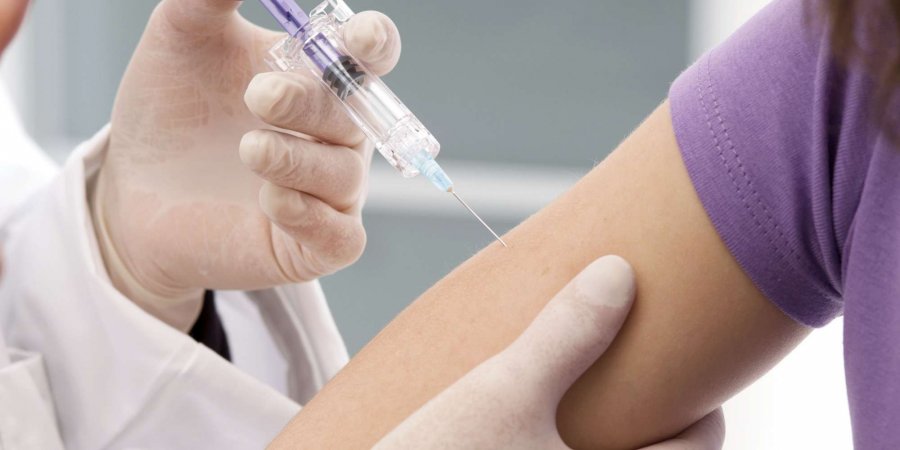 Mjekët në këtë vend bëjnë thirrje për ndërprerje të vaksinimit kundër gripit pas 25 të vdekurve