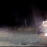 Polici hero hidhet mes flakëve për të shpëtuar gruan: Jeta e saj varej nga veprimet e mia