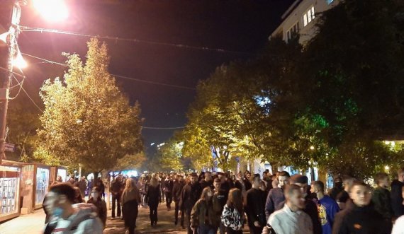 Tollovi te “kafet e rakisë”: Policia shpërndan të rinjtë që po prisnin rend për t’u ulur nëpër lokale