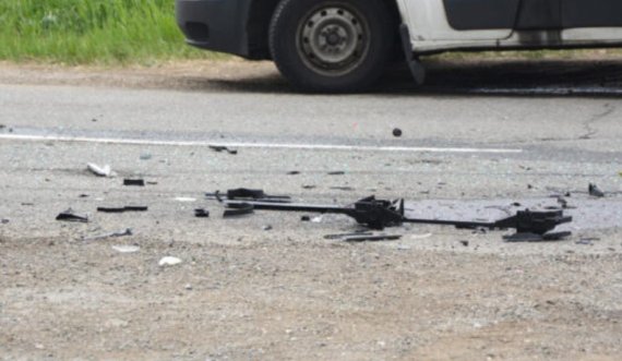 Goditi shtyllën e betonit me veturë, vdes një 21-vjeçar në Vushtrri