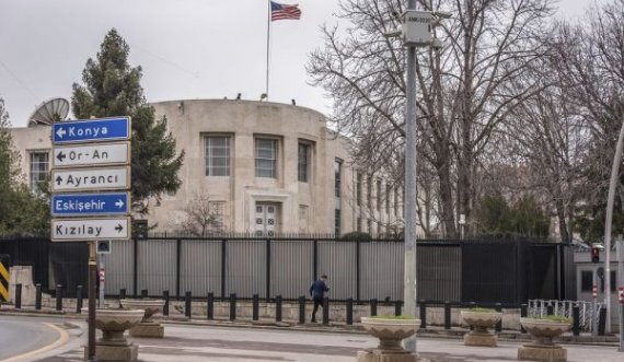 Frikë nga sulmet terroriste, Ambasada e ShBA-së pezullon lëshimin e vizave