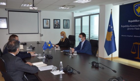 Selimi i ankohet shefit të BE-së në Kosovë pse Serbia nuk po i zbaton marrëveshjet e Brukselit