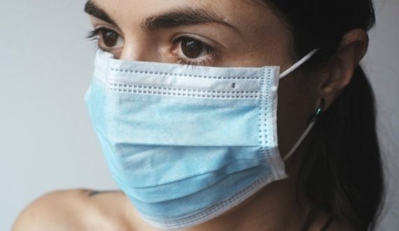 Ky shtet e bën të detyrueshme maskën në çdo ambient