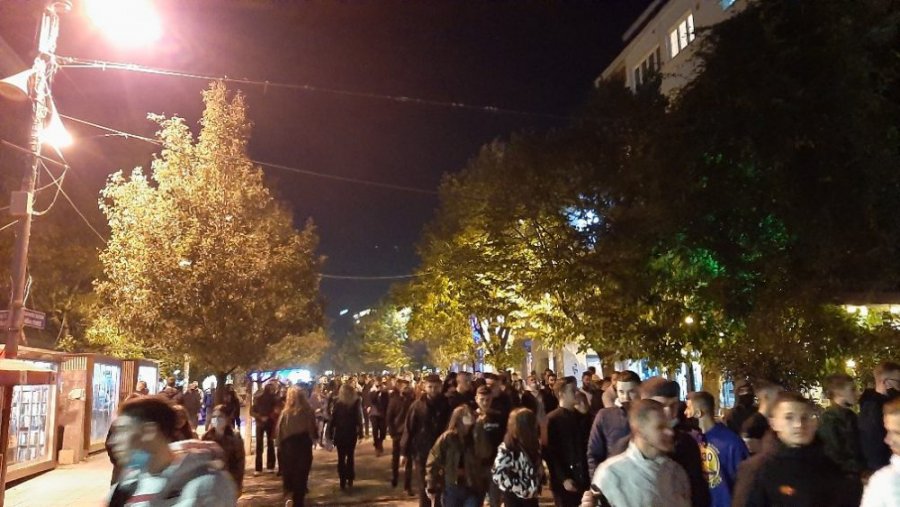 Tollovi te “kafet e rakisë”: Policia shpërndan të rinjtë që po prisnin rend për t’u ulur nëpër lokale