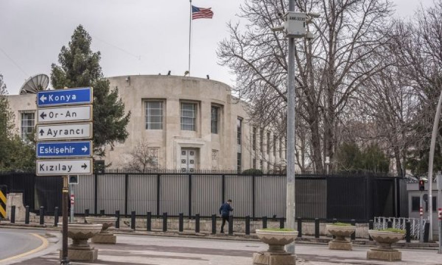 Frikë nga sulmet terroriste, Ambasada e ShBA-së pezullon lëshimin e vizave