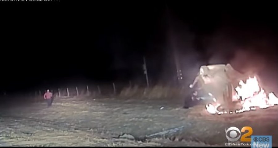 Polici hero hidhet mes flakëve për të shpëtuar gruan: Jeta e saj varej nga veprimet e mia