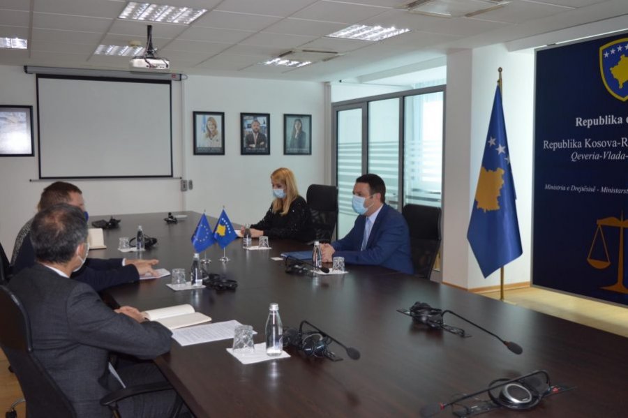 Selimi i ankohet shefit të BE-së në Kosovë pse Serbia nuk po i zbaton marrëveshjet e Brukselit