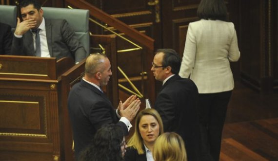 A po shkon qeveria drejt fundit, Hoti ia kthen Haradinajt 