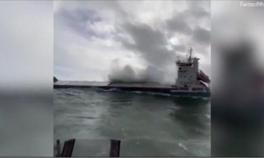 Pamje apokaliptike: Anija me 4.000 tonë mallra “lufton” mes dallgëve mbi 6 metra