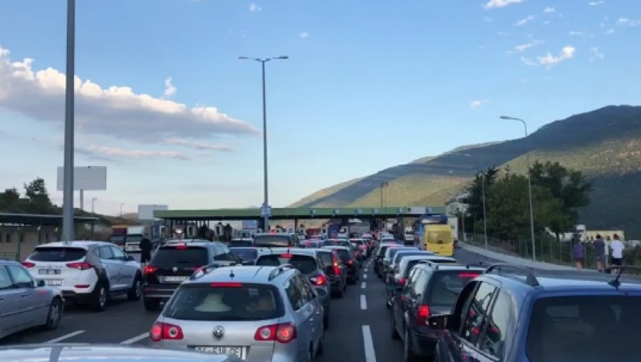 Fluks i madh i veturave, kosovarët po presin deri në 3 orë për të hyrë në Shqipëri