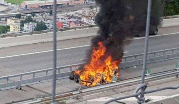 Vetura shkrumbohet nga flakët në ecje e sipër