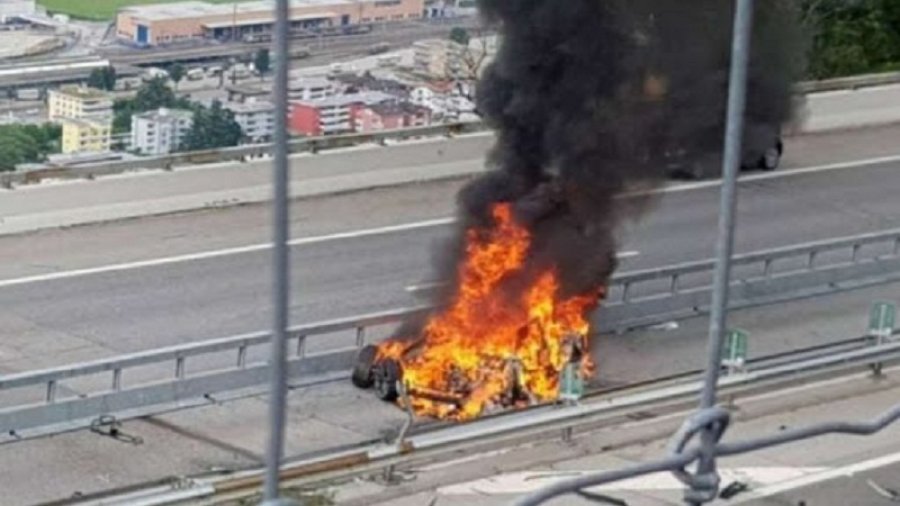 Vetura shkrumbohet nga flakët në ecje e sipër