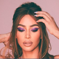 Kim Kardashian pozon me qaforen një milionë dollarëshe