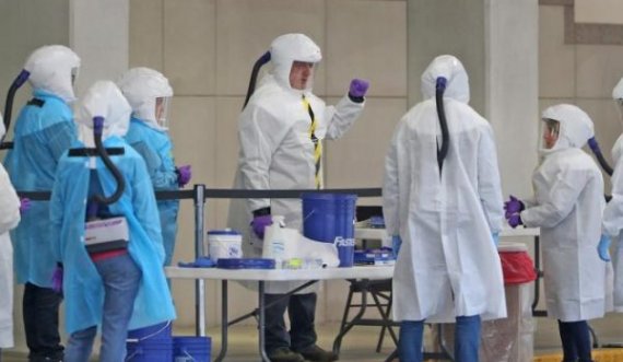 Mjekët e këtij vendi do të shërbejnë edhe nëse janë të infektuar me COVID-19