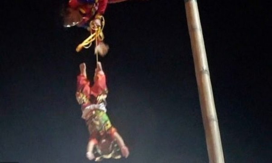 Festivali i çmendur: Vajza 2 vjeçe lidhet në shtyllën 30 metra