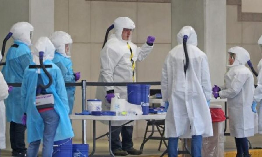 Mjekët e këtij vendi do të shërbejnë edhe nëse janë të infektuar me COVID-19