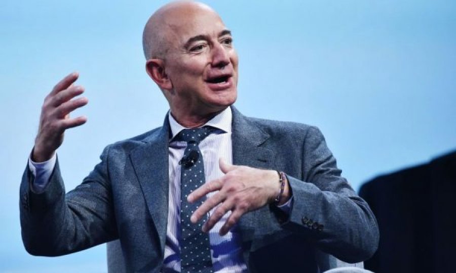 Miliarderi Jeff Bezos niset drejt Hapësirës