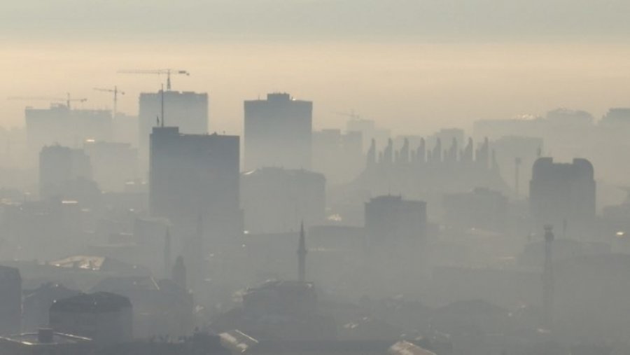 Një arsye më shumë për të mos e hequr maskën, rikthehet ndotja ekstreme e ajrit në Prishtinë