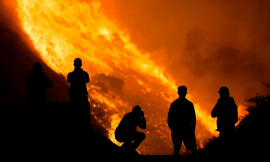 Zjarret masive në Greqi vazhdojnë pa shenja ngadalësimi