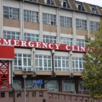 “Pse po qeshni”, familjarët e pacientit me COVID sulmojnë teknikun e Radiologjisë në QKUK