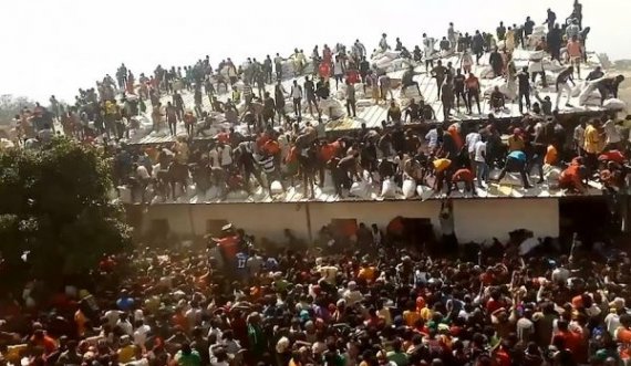 “Po na fshehin ushqimin”, mijëra njerëz shkatërrojnë depon me ndihma në Nigeri