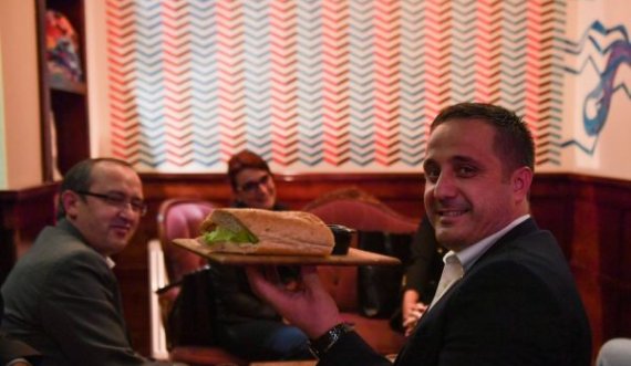 Selmanaj e Hoti lajmërohen nga një bar i Prishtinës me ushqimin e preferuar të kryeministrit