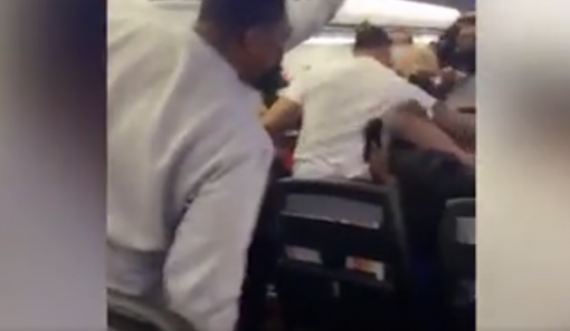 Rrahje në avion pasi një grua refuzon ta mbajë maskën