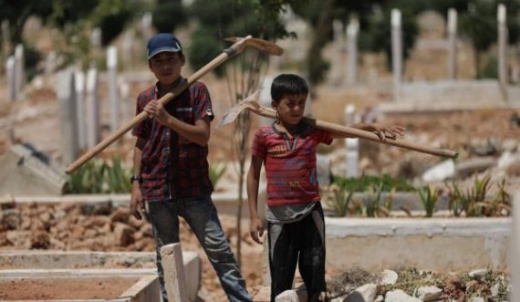 Mbi 400 shqiptarë po vazhdojnë të qëndrojnë në zonat e luftës në Siri